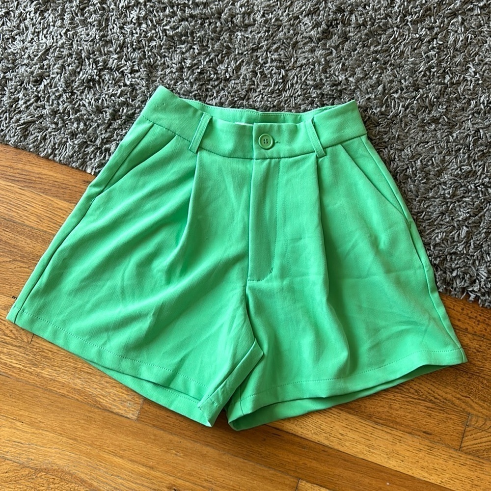 DANIELLE BERNSTEIN High Waisted Tailored Green Solid-Colored Shorts Size 00